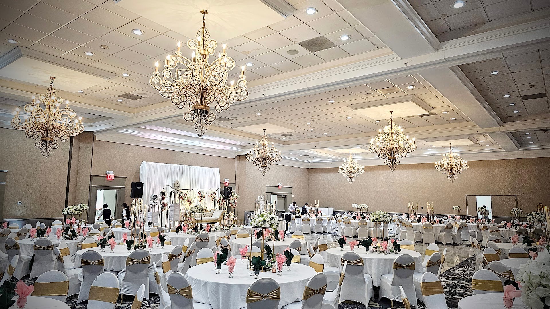 Elegant wedding reception in The Grand Laurel ballroom